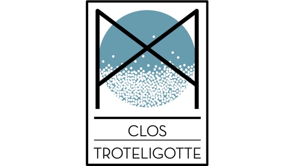 Clos Troteligotte, c’est un Clos de 19 ha perché sur les terroirs d’altitude de l’appellation Cahors, qui produit des vins vivants, exprimant le lien entre le minéral et le végétal
